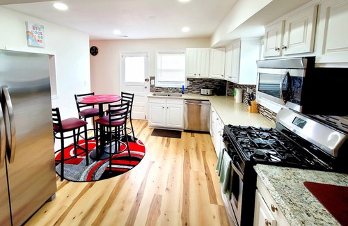 Glenarden House | Cozy & Beautiful 4brm SF Home, Fenced, Close to DC