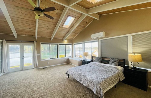 Bonney Lake House | Lake Tapps Events House on the Bankers Island with Dock and Boat Launch