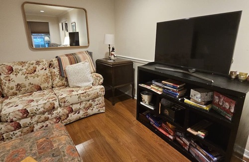 Daphne House | Peaceful,relaxing home. Gentle Dogs ok. Sleeps 5 comfortably.Extended stay rates