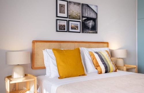 Karsiyaka Apartment | Sleek Flat with Sea View Balcony 2 min to Coast