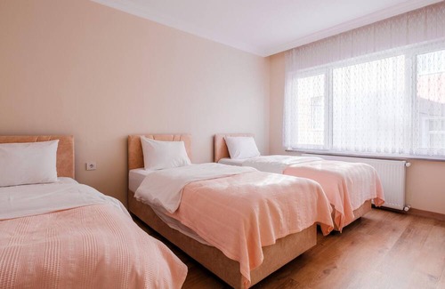Osmangazi Apartment | Sleek Flat with Balcony in Bursa