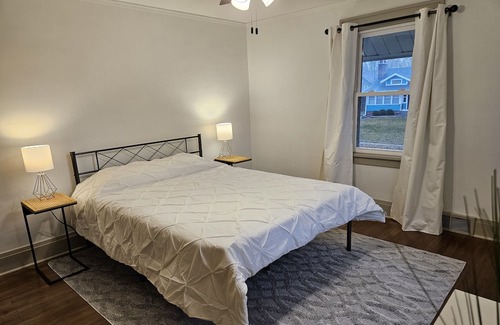 Des Moines Cottage | Cozy charm in peaceful Waterbury. 5 minutes from downtown Des Moines and Drake