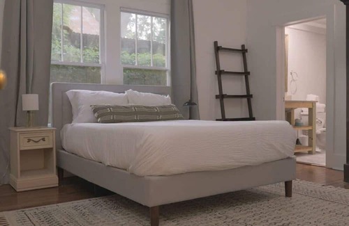Freetown - Port Rico House | Stroll to Live Music and Dining Scene