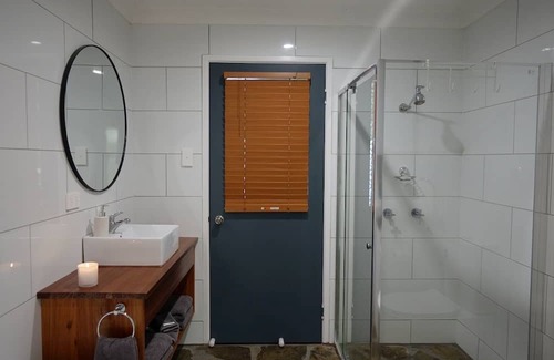 Landsborough House | The Hideaway is a lake house situated on the Ewan Maddock Dam, Glenview.