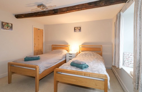Holymoorside Cottage | YEW TREE COTTAGE, pet friendly, with open fire in Chesterfield