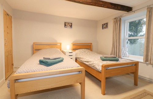 Holymoorside Cottage | YEW TREE COTTAGE, pet friendly, with open fire in Chesterfield