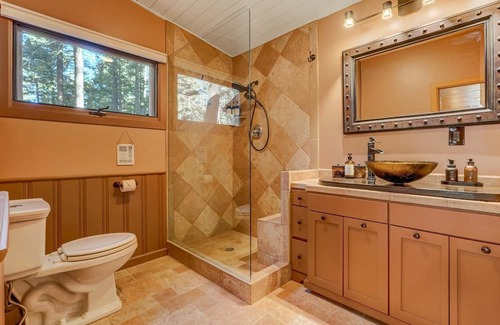 Cheyenne Canyon Cabin | Creekside Cabin w/ Hot Tub! 2 minutes to hiking trails!