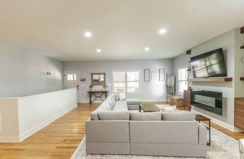 Saluda House | *NEW* Roamin Falls Mountain Getaway!