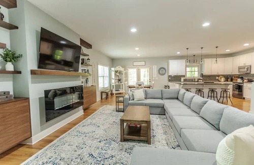 Saluda House | *NEW* Roamin Falls Mountain Getaway!