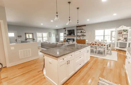 Saluda House | *NEW* Roamin Falls Mountain Getaway!