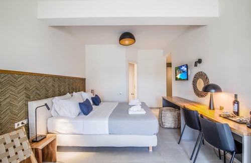 Episkopos House | Sea & Pool View Suite