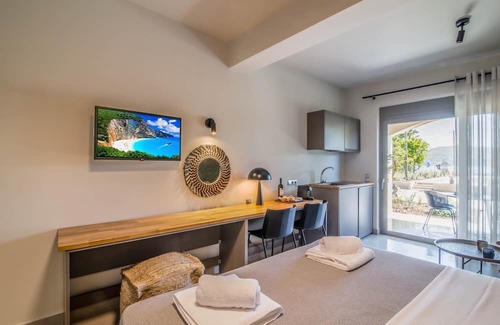 Episkopos House | Sea & Pool View Suite