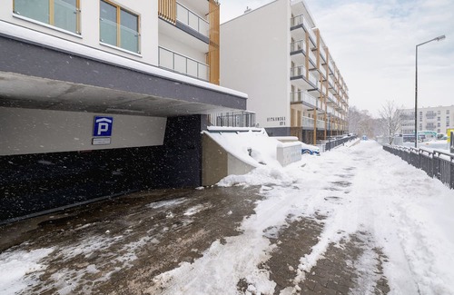 Bytkow Apartment | Apartament Otoczony Zielenią by Renters