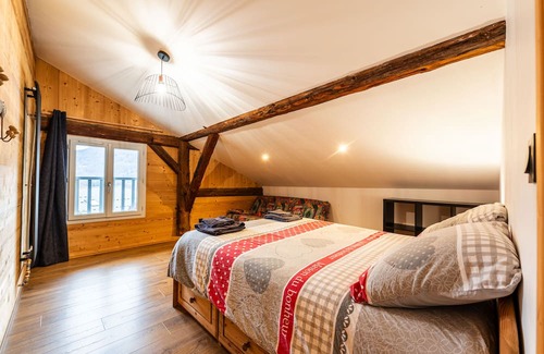 Queige Apartment | Apartment 'Gite Place Du Lavoir' with Mountain View and Wi-Fi