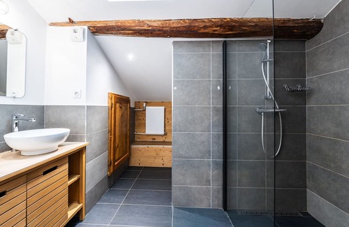 Queige Apartment | Apartment 'Gite Place Du Lavoir' with Mountain View and Wi-Fi