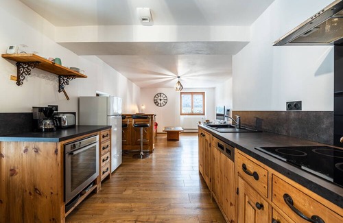 Queige Apartment | Apartment 'Gite Place Du Lavoir' with Mountain View and Wi-Fi