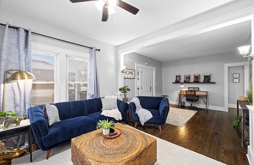 Lee's Summit House | Charming Freshly Remodeled Home / Prime Location