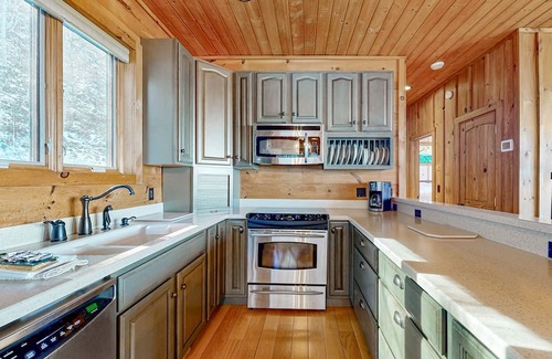 Cullowhee Cabin | Idyllic mountain retreat with breathtaking views & spacious deck - near skiing