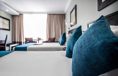 Maseru House | A Haven of Comfort & Convenience: Pool View, Shuttle Service and Free Parking!