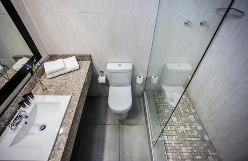 Maseru House | A Haven of Comfort & Convenience: Pool View, Shuttle Service and Free Parking!