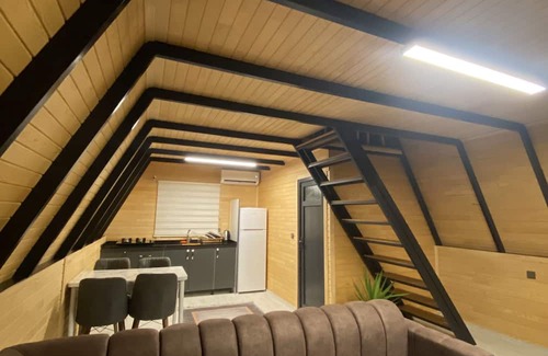 Karaoz House | Dağ ve deniz manzaralı, jakuzili üçgen ahşap ev