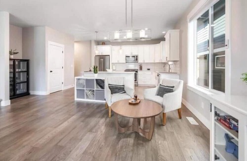Troutdale House | Dottie Court near McMenamins Edgefield Resort