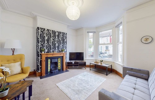 Leyton Apartment | Charming 1BD flat with a private garden in Leyton