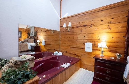Eureka Springs Cabin | Wisteria Lane 2 Secluded, Front Porch, Spa Tub