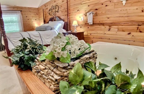 Eureka Springs Cabin | Wisteria Lane 4 Secluded, XL front porch, Spa Tub