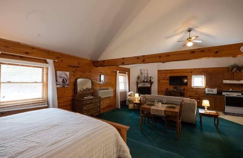 Eureka Springs Cabin | Wisteria Lane 01 Secluded in Ozarks, Large Spa Tub