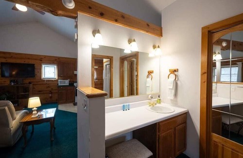 Eureka Springs Cabin | Wisteria Lane 01 Secluded in Ozarks, Large Spa Tub