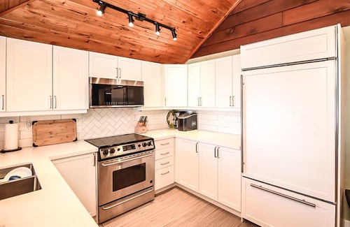 Hamilton Cottage | Cozy beach escape from the city! Enjoy a sandy beach retreat on Lake Erie!