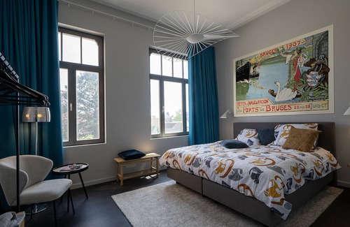 Sint-Pieters Villa | Stylish and fully equipped townhouse with large garden and swimming pond.