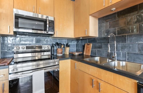 Downtown West Apartment | Luxurious Downtown Loft Mins Away from the Stadium Arena - Perfect for Families