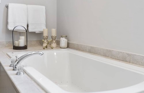 Downtown West Apartment | Luxurious Downtown Loft Mins Away from the Stadium Arena - Perfect for Families