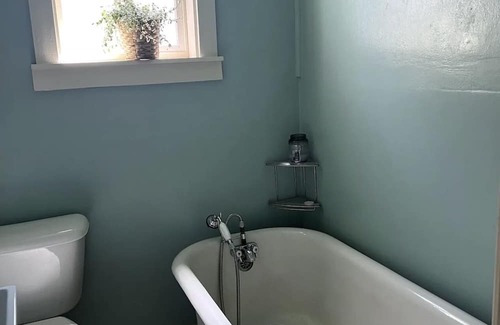 Grass Valley Cabin | Historic cabin with clawfoot tub close to downtown