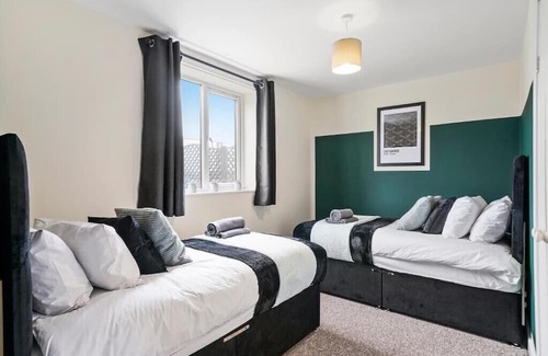 New Forest District Apartment | 30% OFF! Stylish and Sleek 3 Bed in Southampton