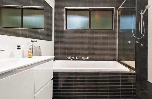 Elermore Vale House | Aries Abode - 3 Bedroom Newcastle Boutique Accomodation