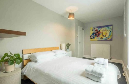 Cambridge Apartment | Cambridge 3 bedroom flat with private parking