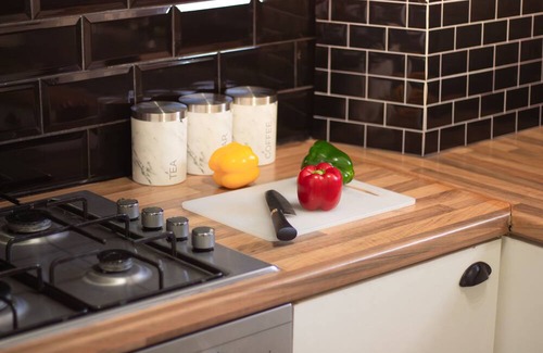 Luton Apartment | 1 Bedroom - Lilliputian Snowflake Suite
