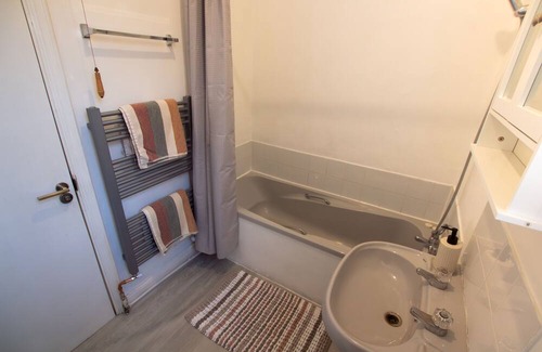 Luton Apartment | 1 Bedroom - Lilliputian Snowflake Suite