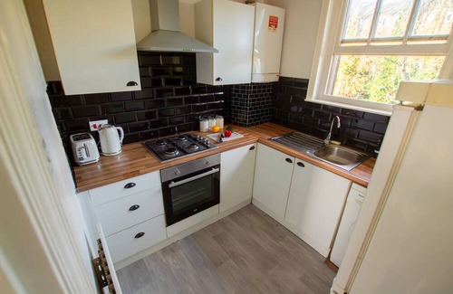 Luton Apartment | 1 Bedroom - Lilliputian Snowflake Suite