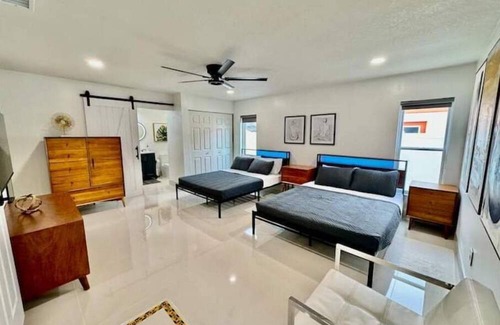 Carrollwood House | Upscale Tampa Bay Dream Home Pool / Putting Green