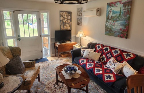 Warrenton Other | Cozy farmhouse with kitchenette, pool & bbq in historic downtown Warrenton NC.