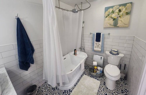 Warrenton Other | Cozy farmhouse with kitchenette, pool & bbq in historic downtown Warrenton NC.