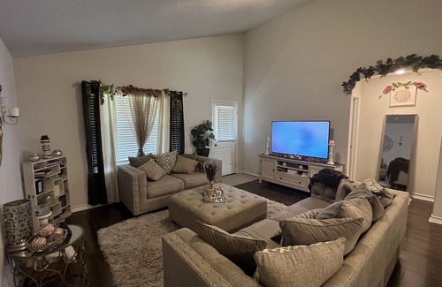 Medina Valley House | SA-staycation: you’re home away from home. 10- 15minutes from LAB and Sea World