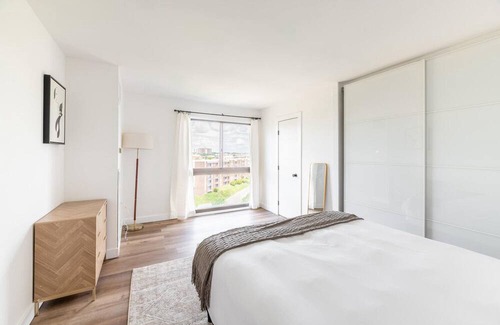 Landmark Apartment | Trendy Landmark 2BR w/ Pool, nr Shopping & Restaurants, by Blueground