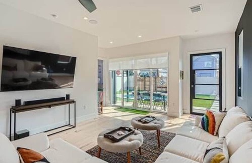 Chestnut House | New! 4 BDRM w/POOL Mins To DT