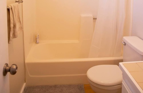 Truckee House | Cozy, comfortable house in quiet north Lake Tahoe neighborhood