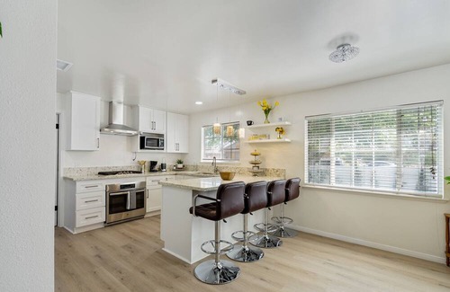 Lancaster House | Cozy Stylish Pet Friendly Home Near the BLVD